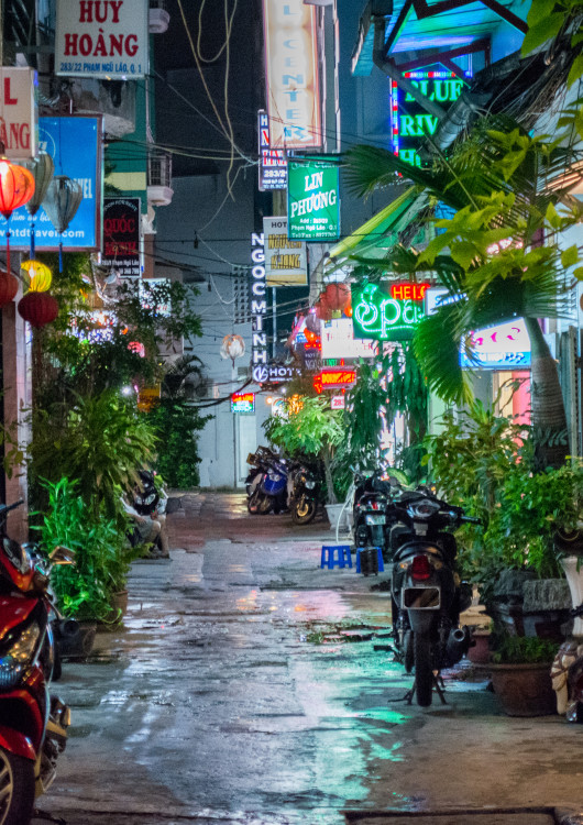 Ho chi Minh de noche en una Vespa