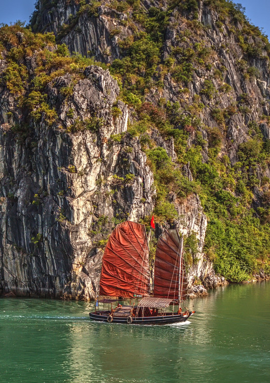 Navegar la Bahía Halong